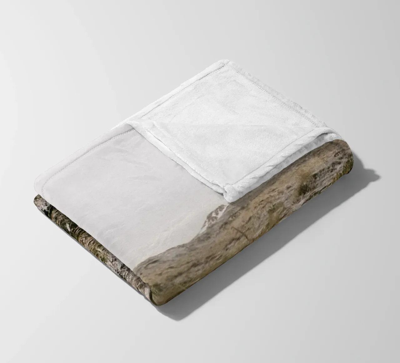 Leuchtturm in Winterlandschaft coperta in pile da The Wild Creative Studio