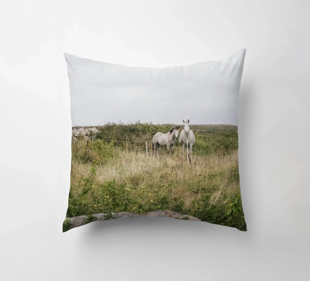Cavalli al pascolo cuscino da The Wild Creative Studio