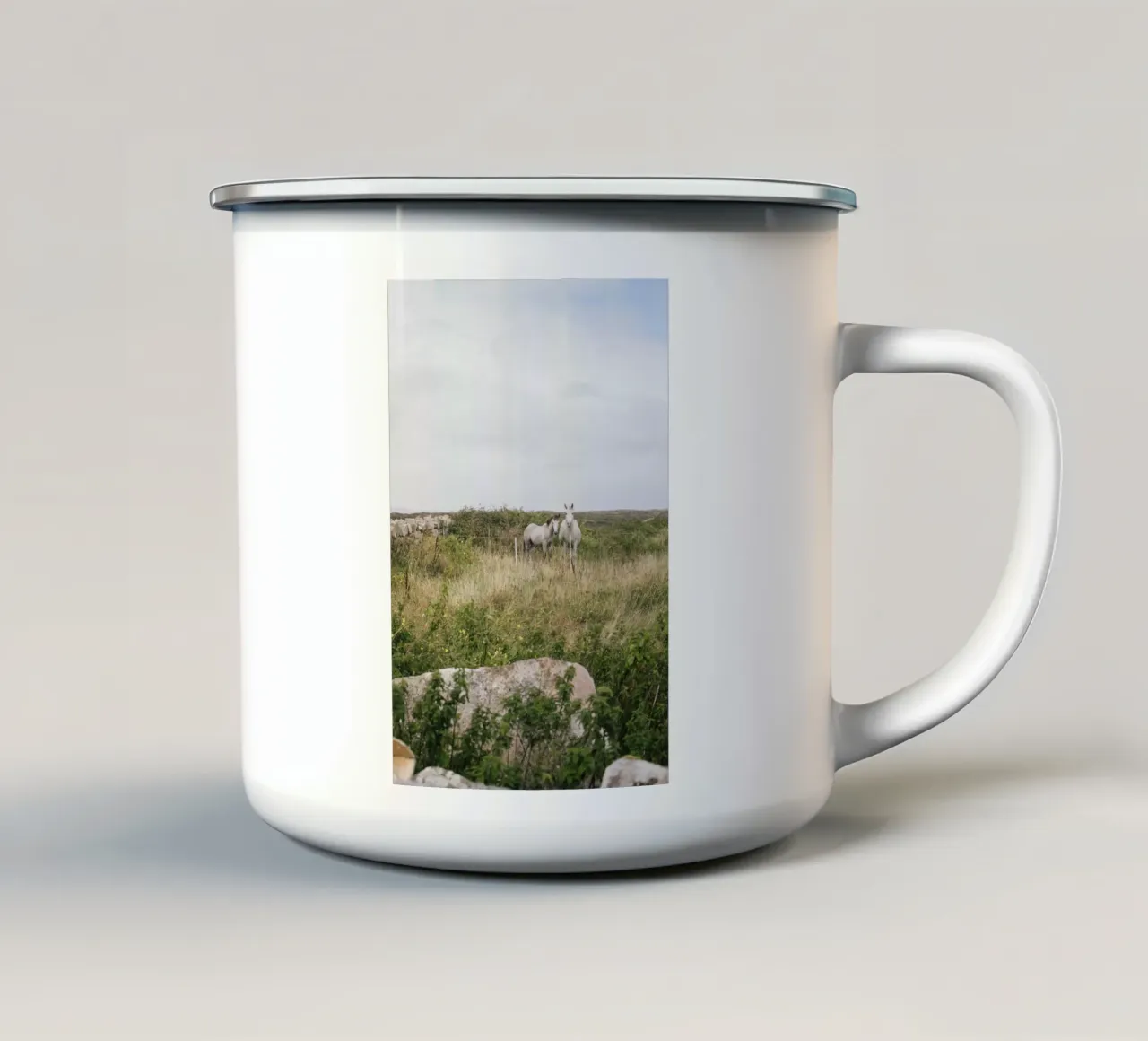 Paarden in het weidelandschap emaille mok van The Wild Creative Studio