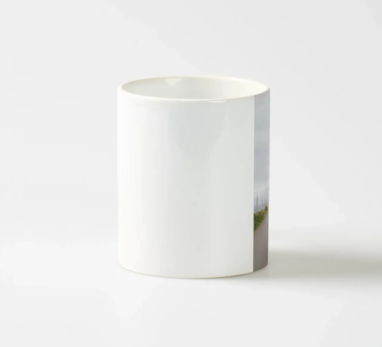 Route côtière avec vue sur la mer mug en céramique de The Wild Creative Studio