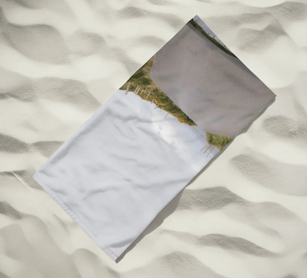 Route côtière avec vue sur la mer serviette de plage de The Wild Creative Studio