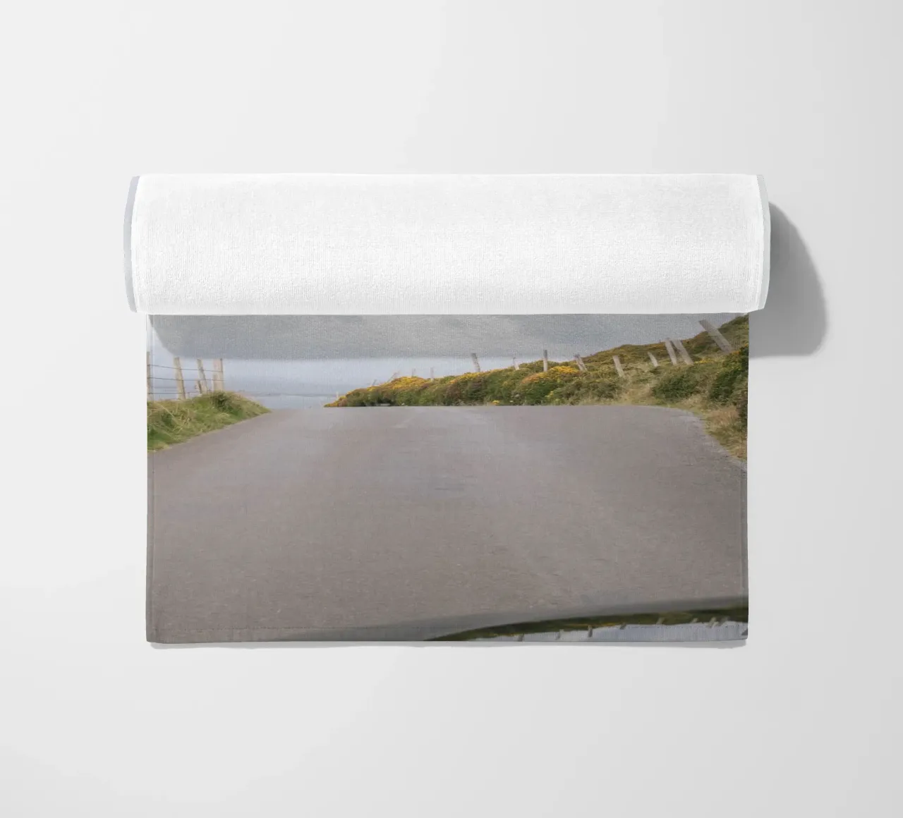Route côtière avec vue sur la mer serviette de plage de The Wild Creative Studio