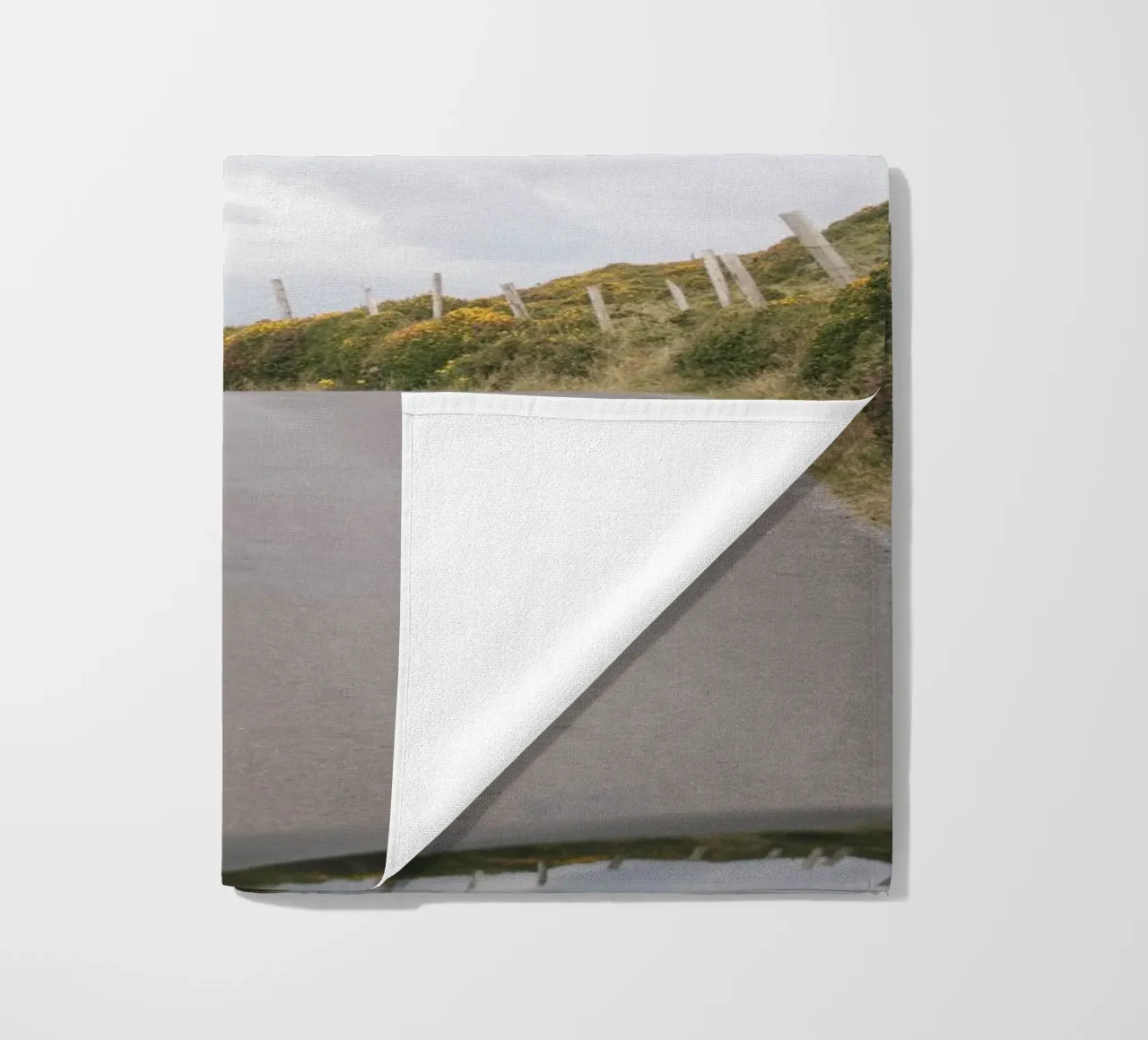 Route côtière avec vue sur la mer serviette de plage de The Wild Creative Studio