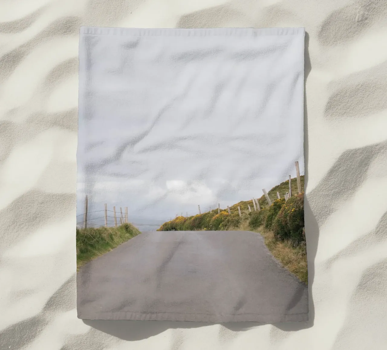 Route côtière avec vue sur la mer serviette de plage de The Wild Creative Studio