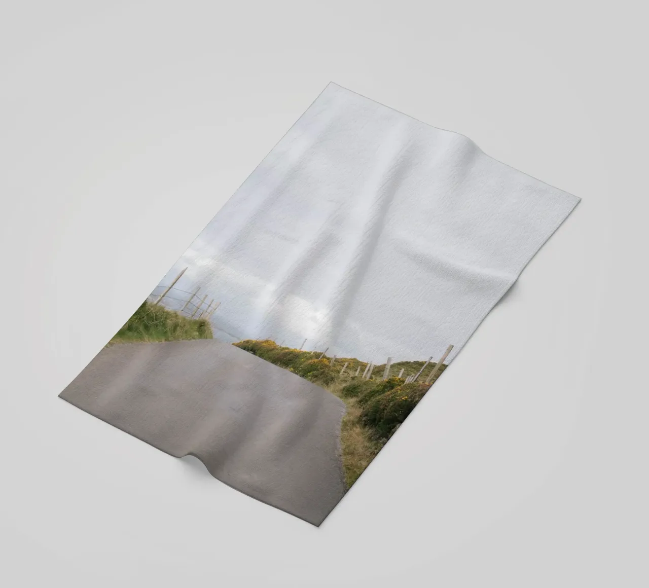 Route côtière avec vue sur la mer serviette de plage de The Wild Creative Studio