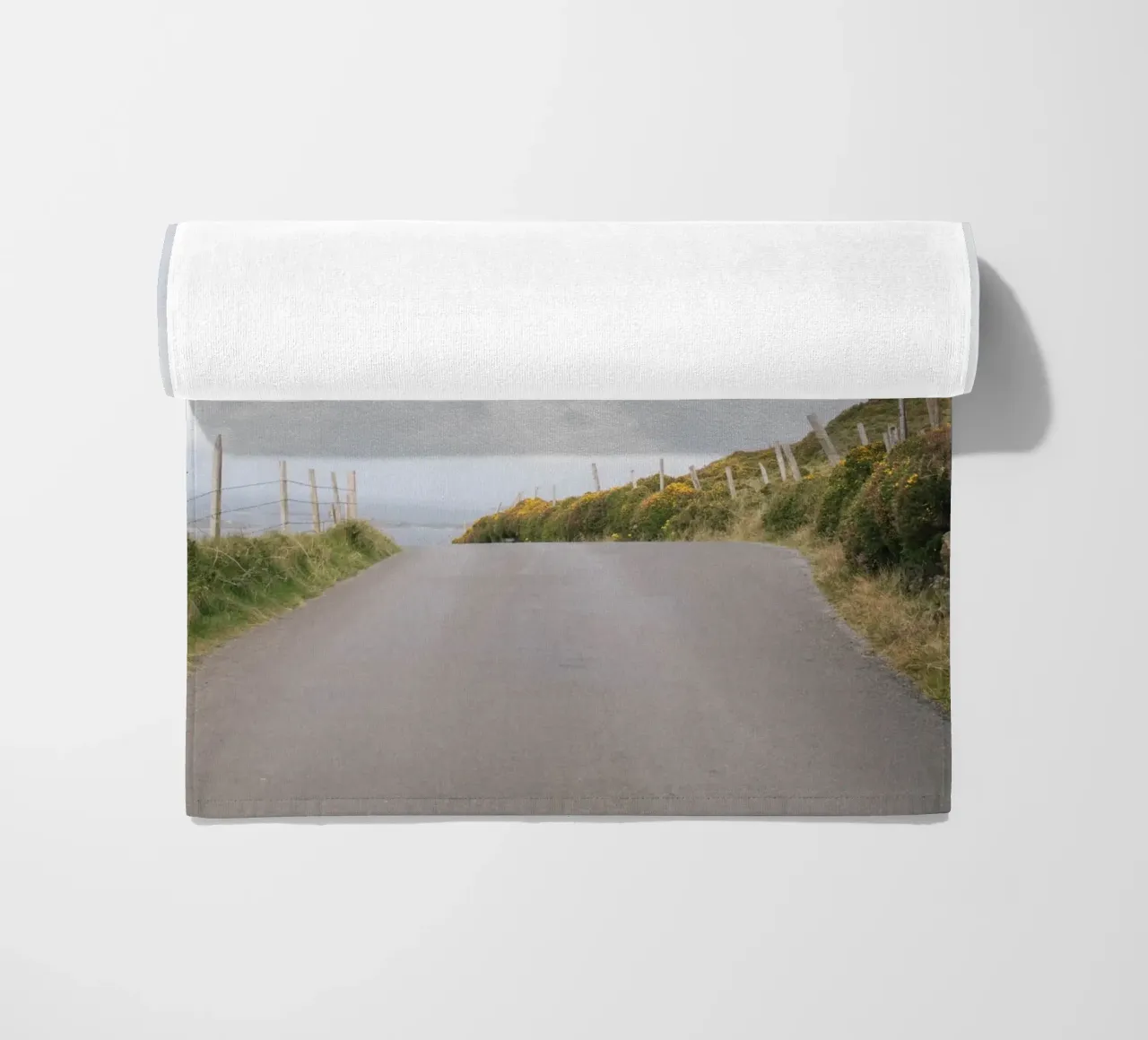 Route côtière avec vue sur la mer serviette de plage de The Wild Creative Studio