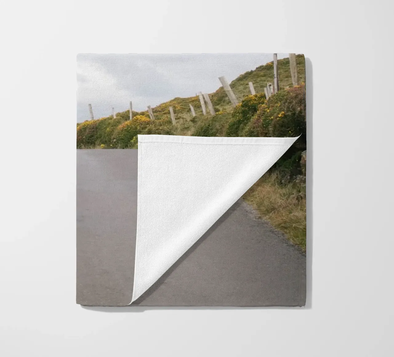 Route côtière avec vue sur la mer serviette de plage de The Wild Creative Studio