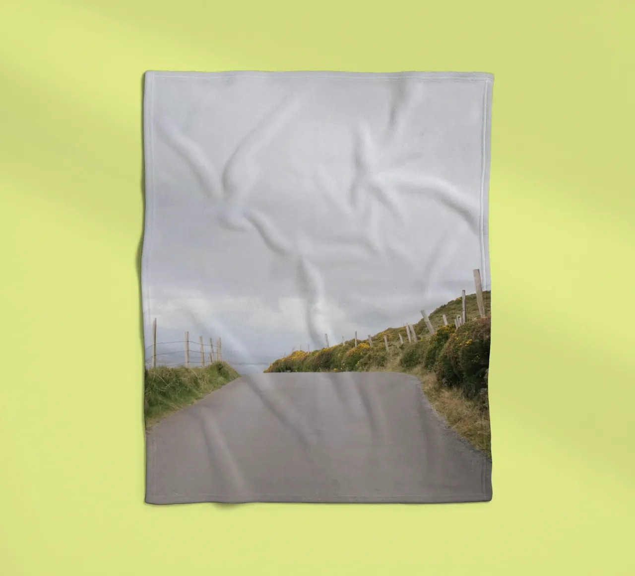 Route côtière avec vue sur la mer plaid polaire de The Wild Creative Studio