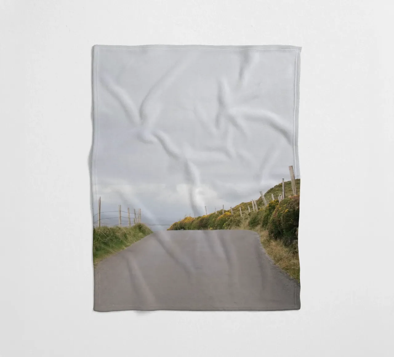 Route côtière avec vue sur la mer plaid polaire de The Wild Creative Studio