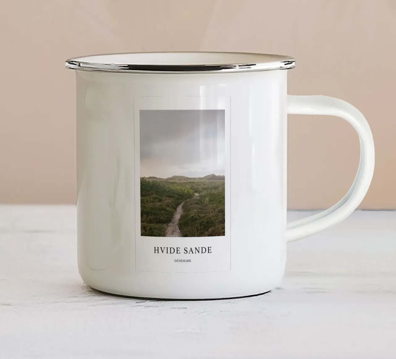 Le dune di Hvide Sande tazza in smalto da The Wild Creative Studio
