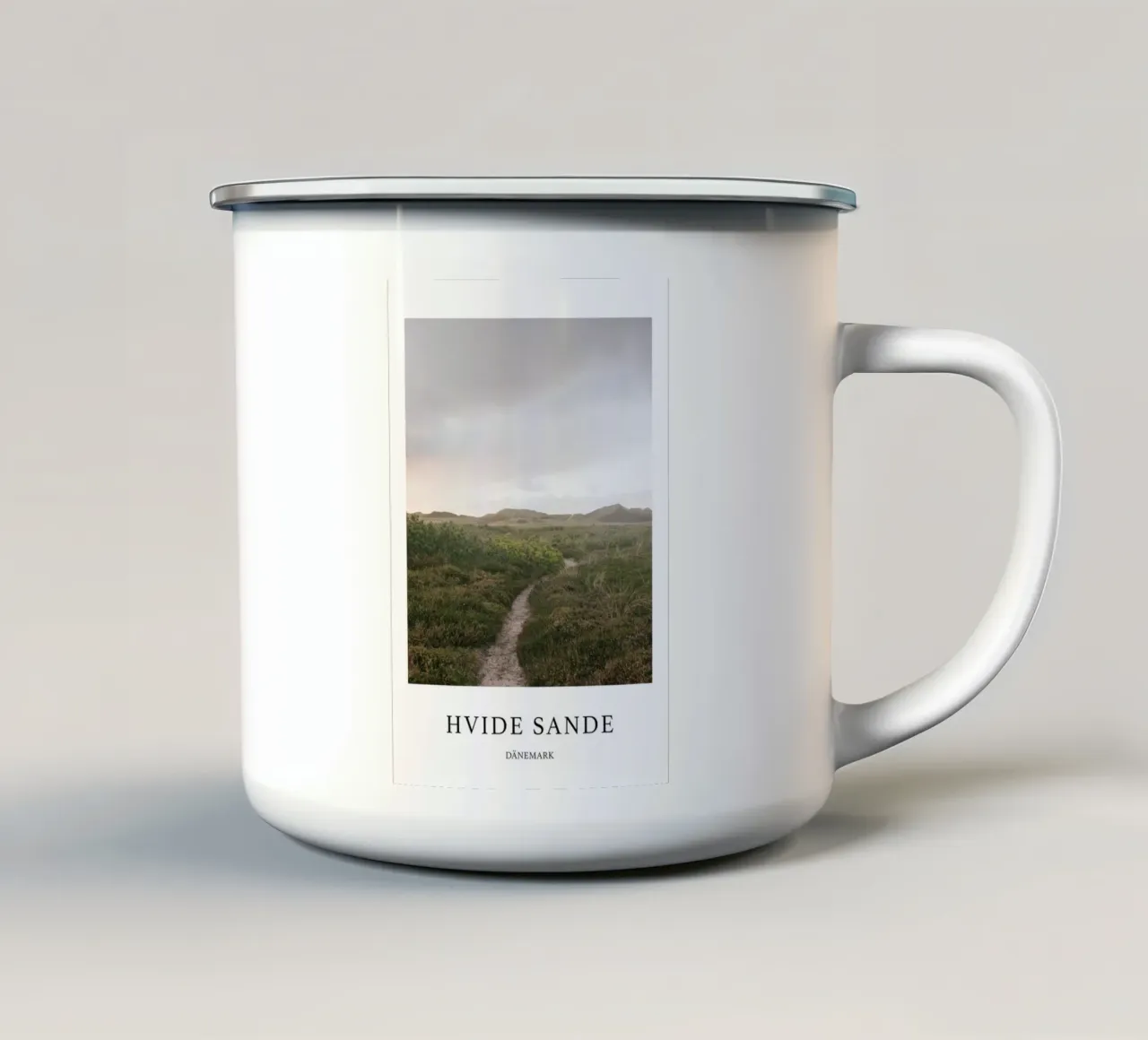 Le dune di Hvide Sande tazza in smalto da The Wild Creative Studio