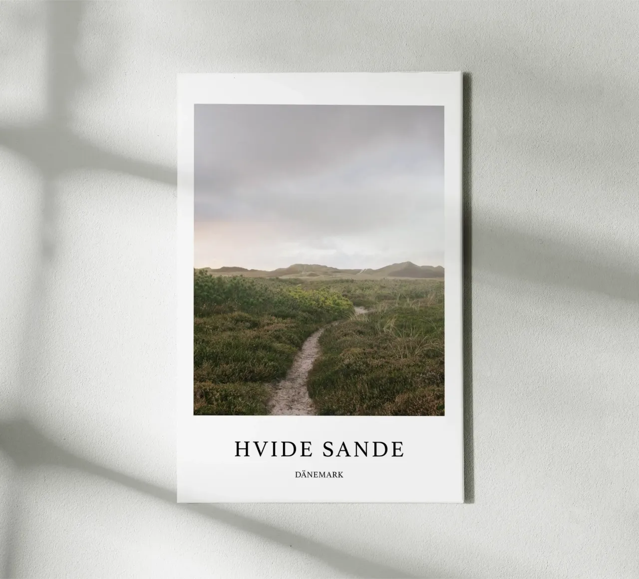 Le dune di Hvide Sande tela con Cornice a cassetta da The Wild Creative Studio