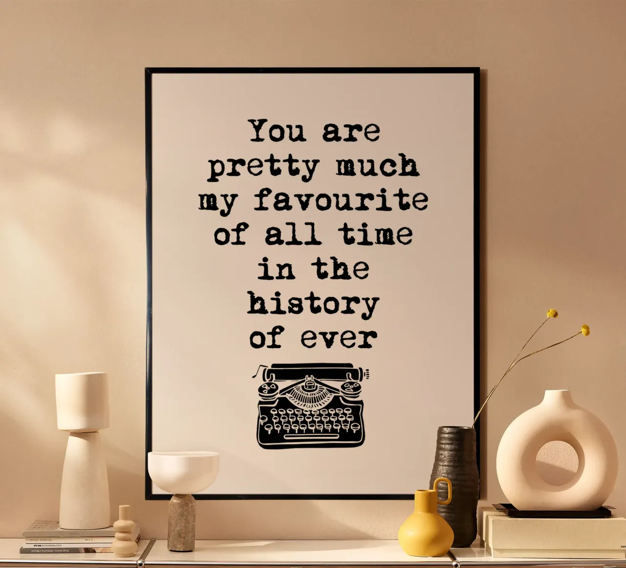You Are Pretty Much My Favorite Of All Time Typographies (Tu es ma préférée de tous les temps) poster avec cadre en plastique de THE MOTIVATED TYPE