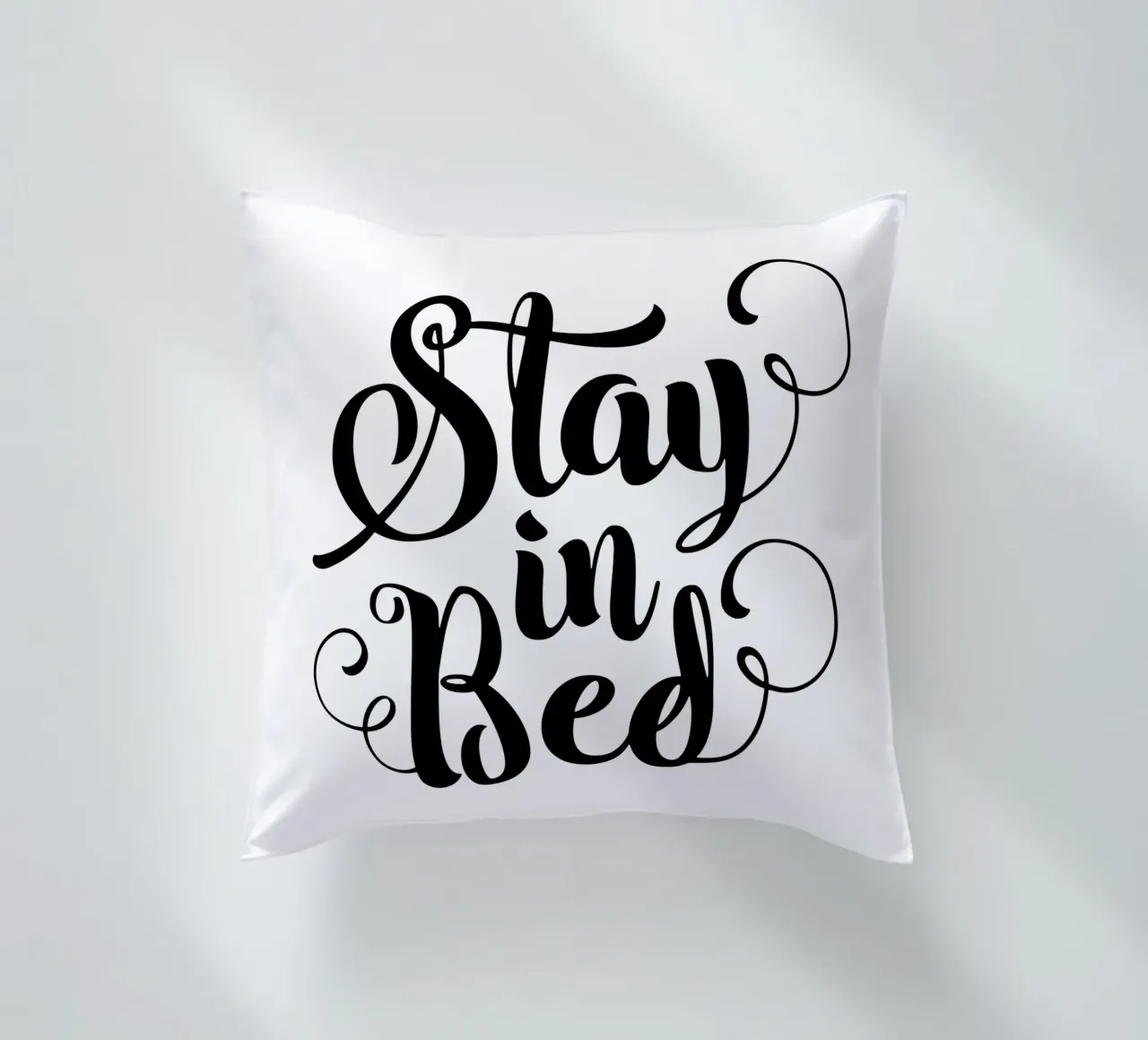 Stay In Bed Design tipografico in bianco e nero cuscino da THE MOTIVATED TYPE