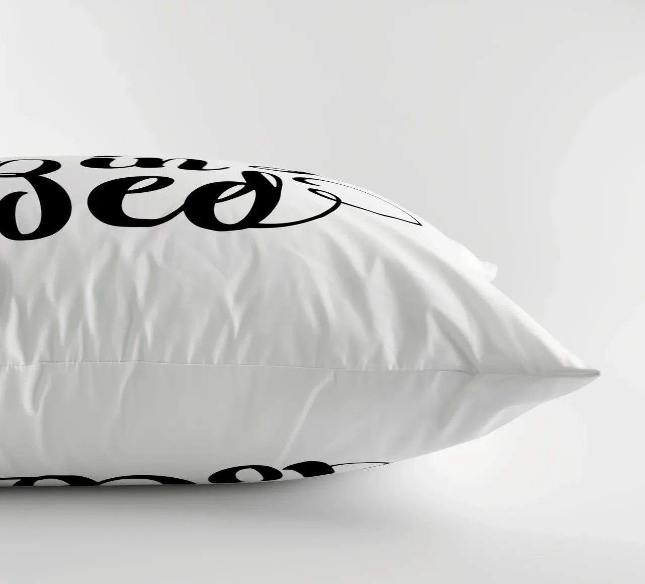 Stay In Bed Design tipografico in bianco e nero cuscino da THE MOTIVATED TYPE