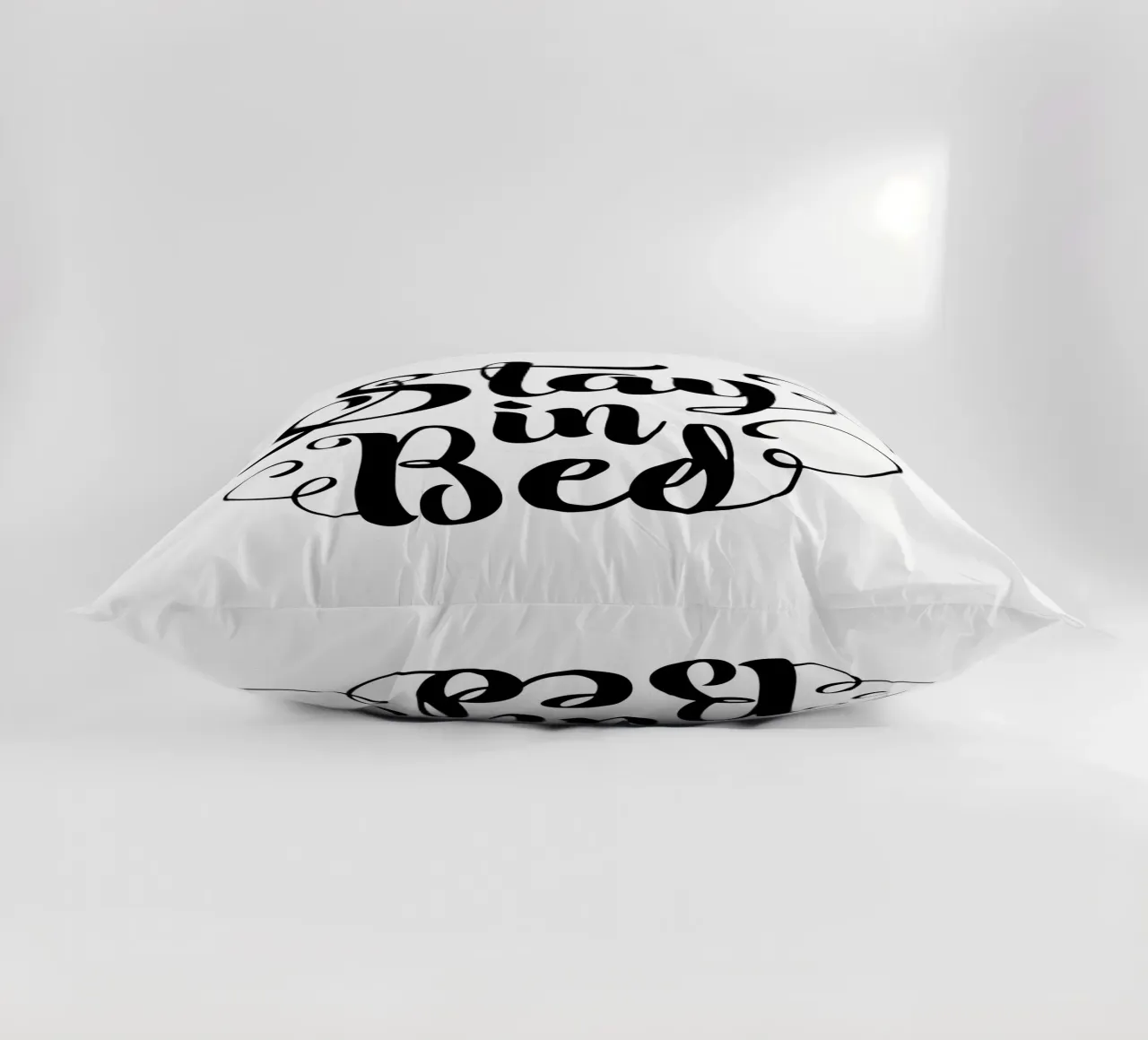 Stay In Bed Design tipografico in bianco e nero cuscino da THE MOTIVATED TYPE