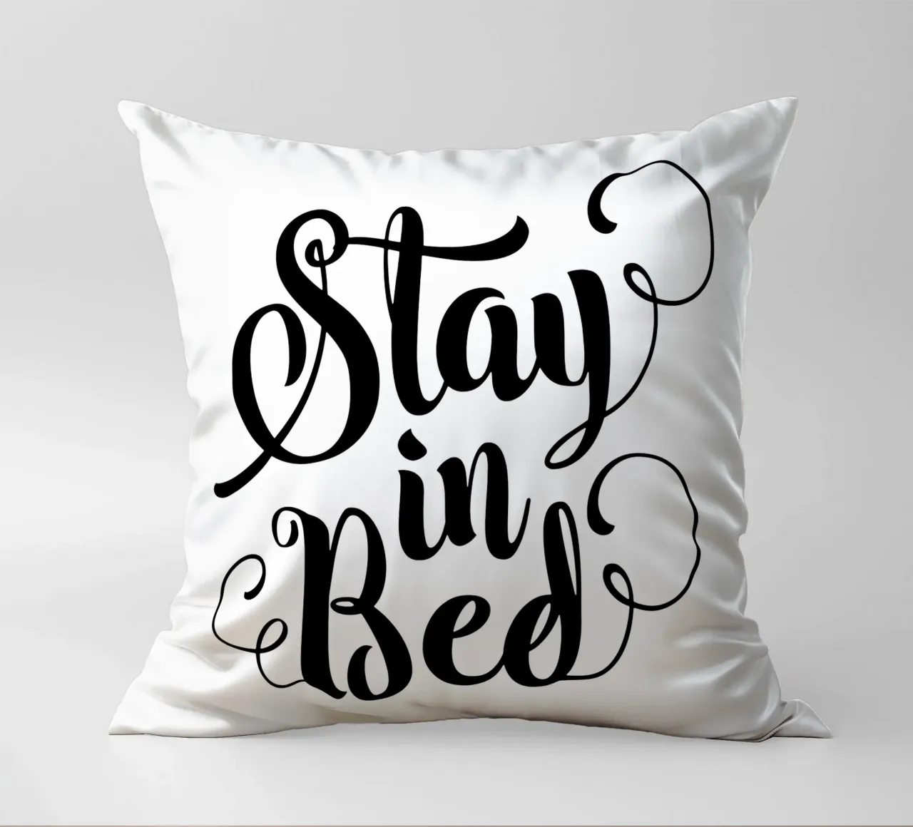 Stay In Bed Design tipografico in bianco e nero cuscino da THE MOTIVATED TYPE
