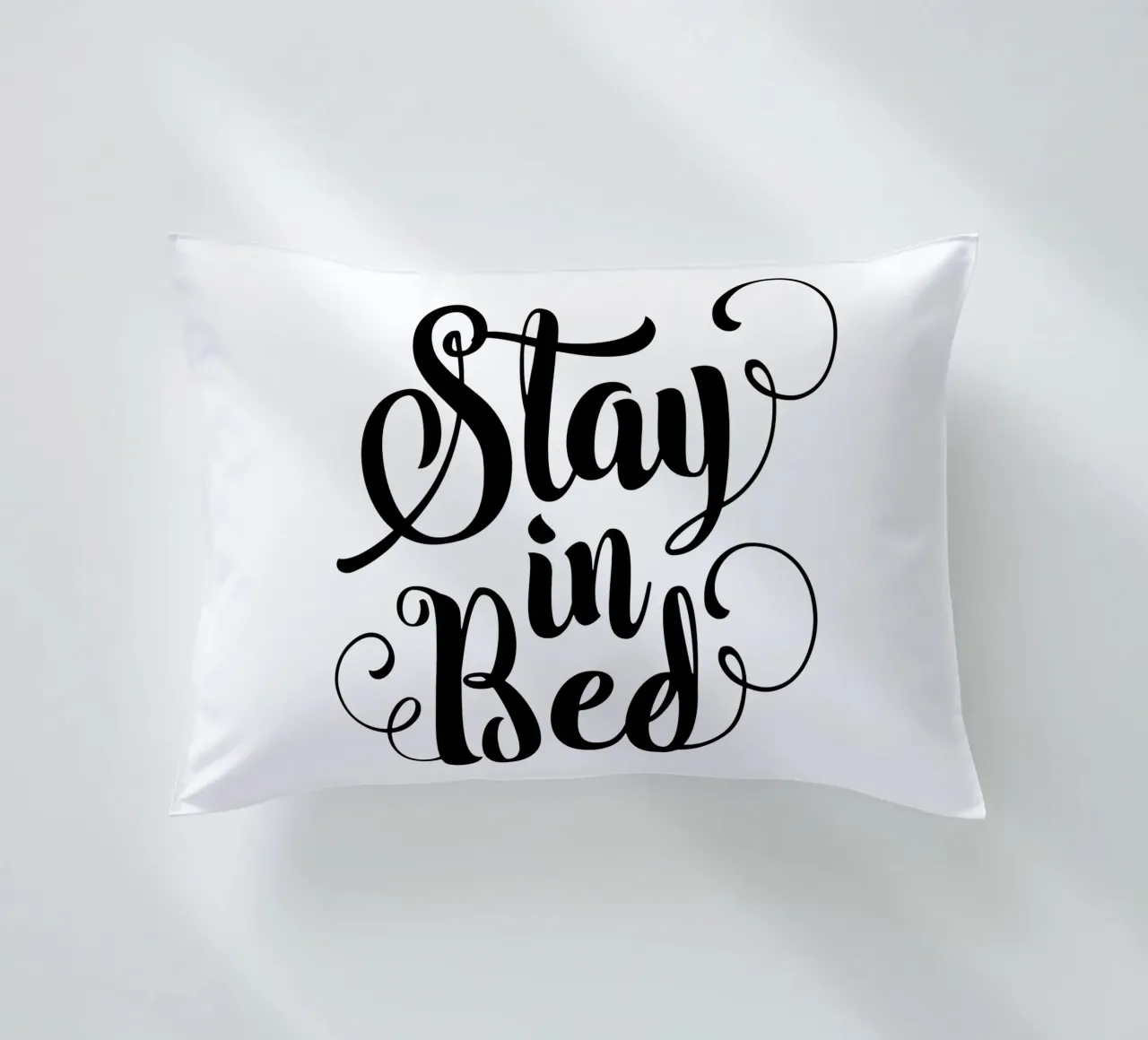 Stay In Bed Design tipografico in bianco e nero cuscino da THE MOTIVATED TYPE