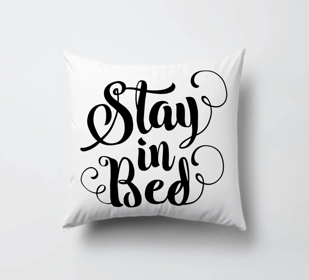 Stay In Bed Design tipografico in bianco e nero cuscino da THE MOTIVATED TYPE