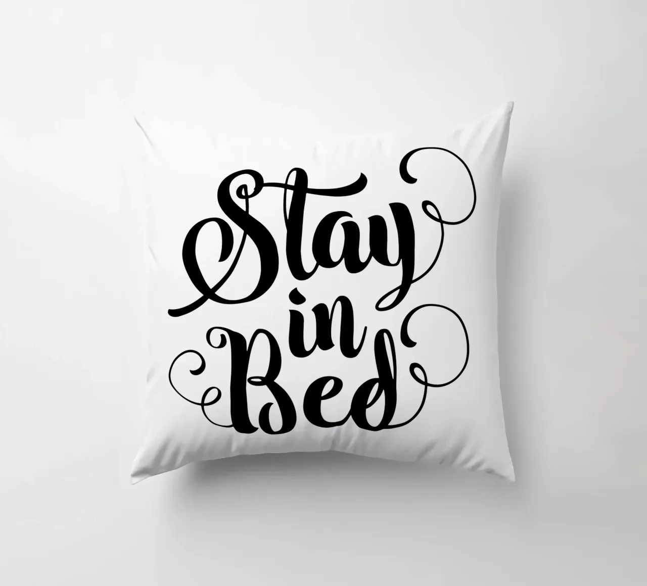 Stay In Bed Design tipografico in bianco e nero cuscino da THE MOTIVATED TYPE