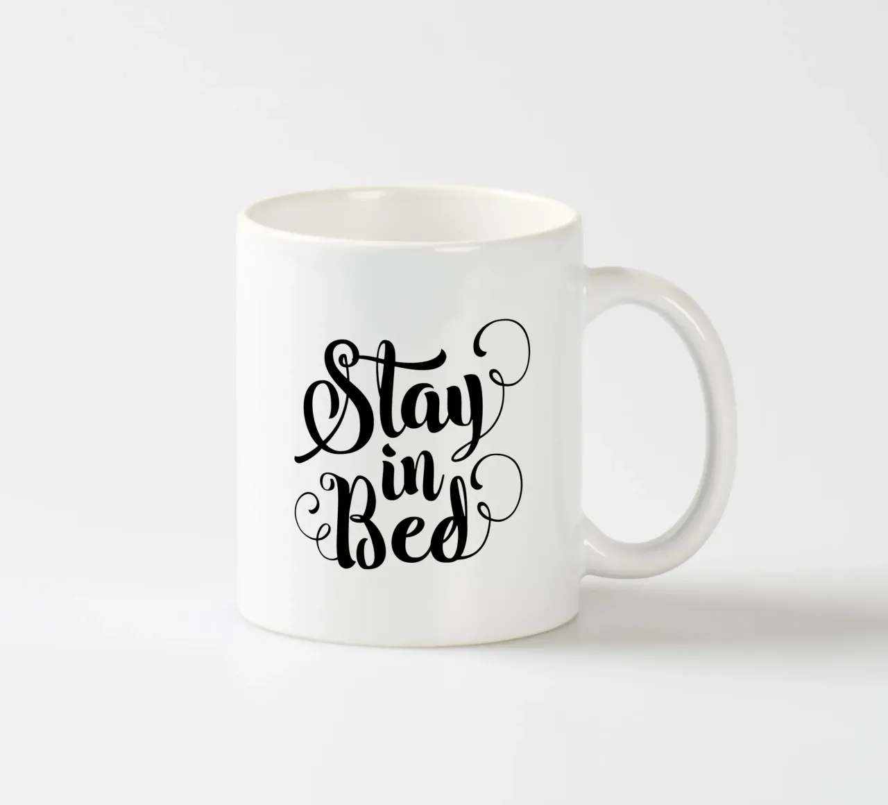 Stay In Bed Design tipografico in bianco e nero tazza in ceramica da THE MOTIVATED TYPE