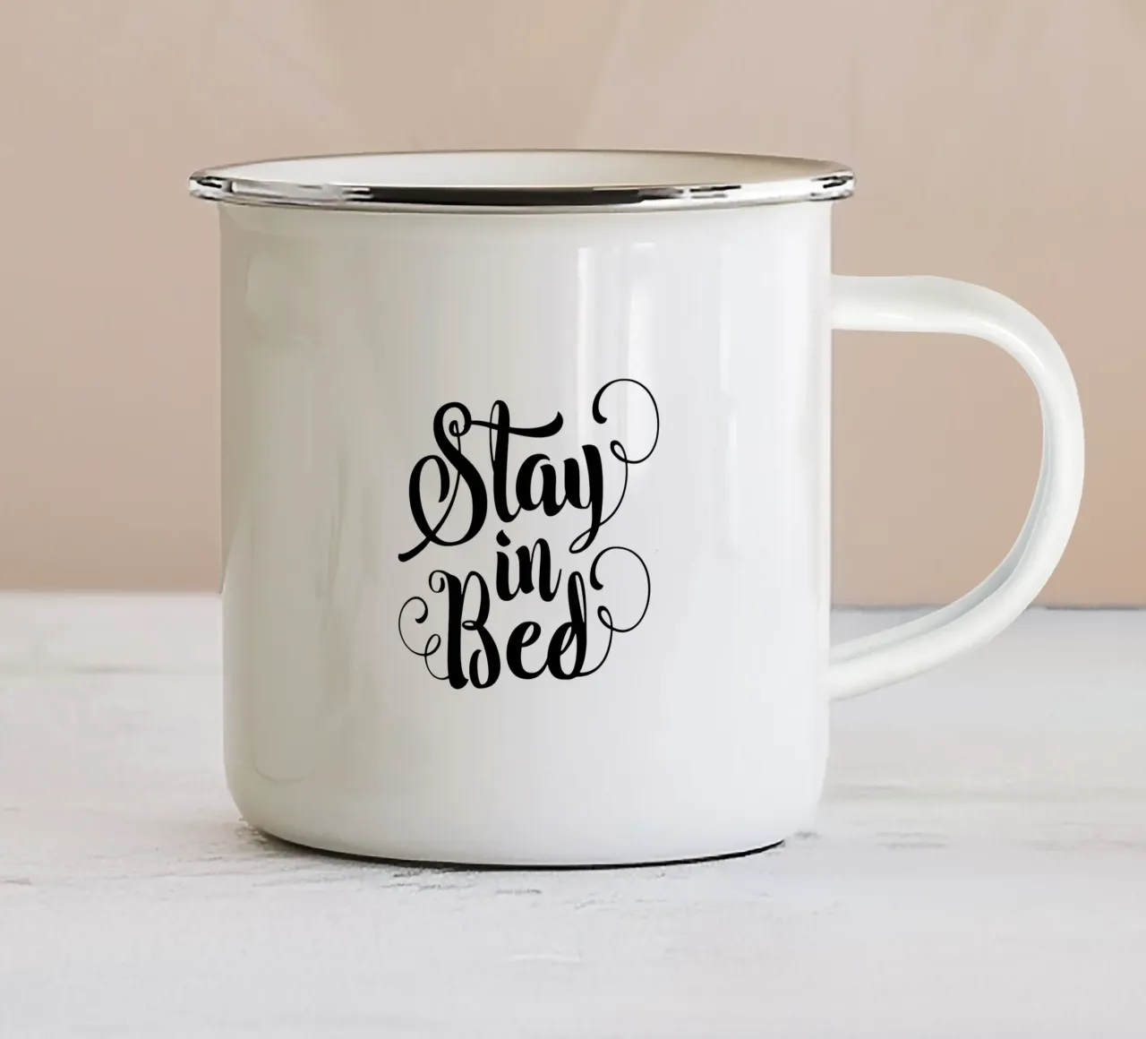 Stay In Bed Design tipografico in bianco e nero tazza in smalto da THE MOTIVATED TYPE