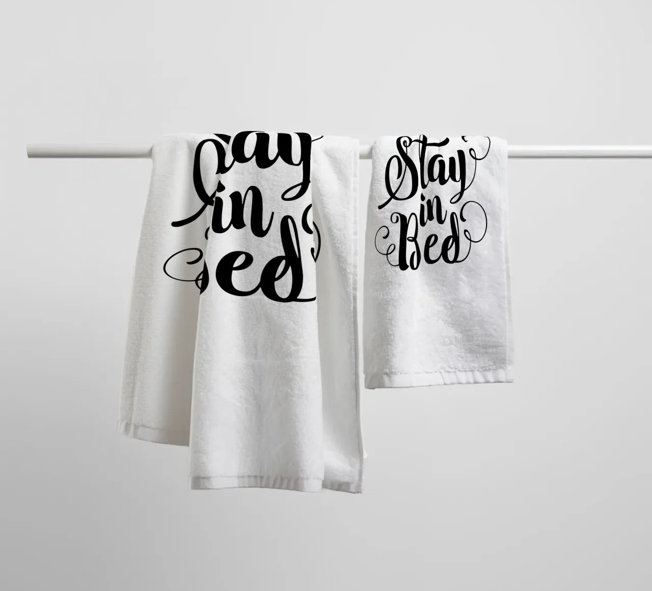 Stay In Bed Design tipografico in bianco e nero asciugamano da bagno da THE MOTIVATED TYPE