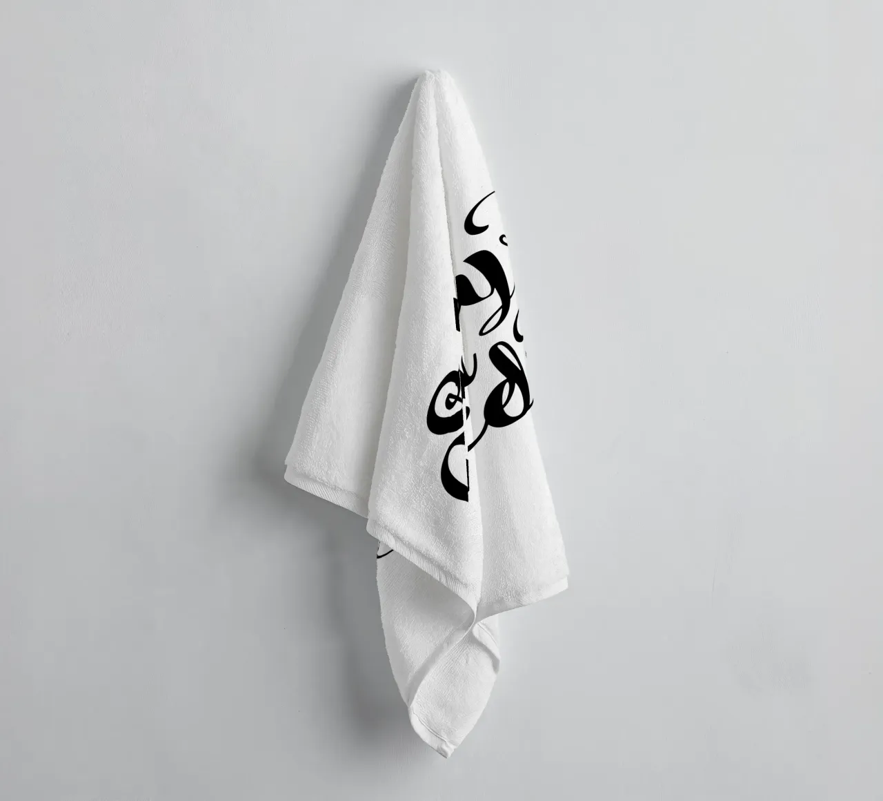 Stay In Bed Design tipografico in bianco e nero asciugamano da bagno da THE MOTIVATED TYPE