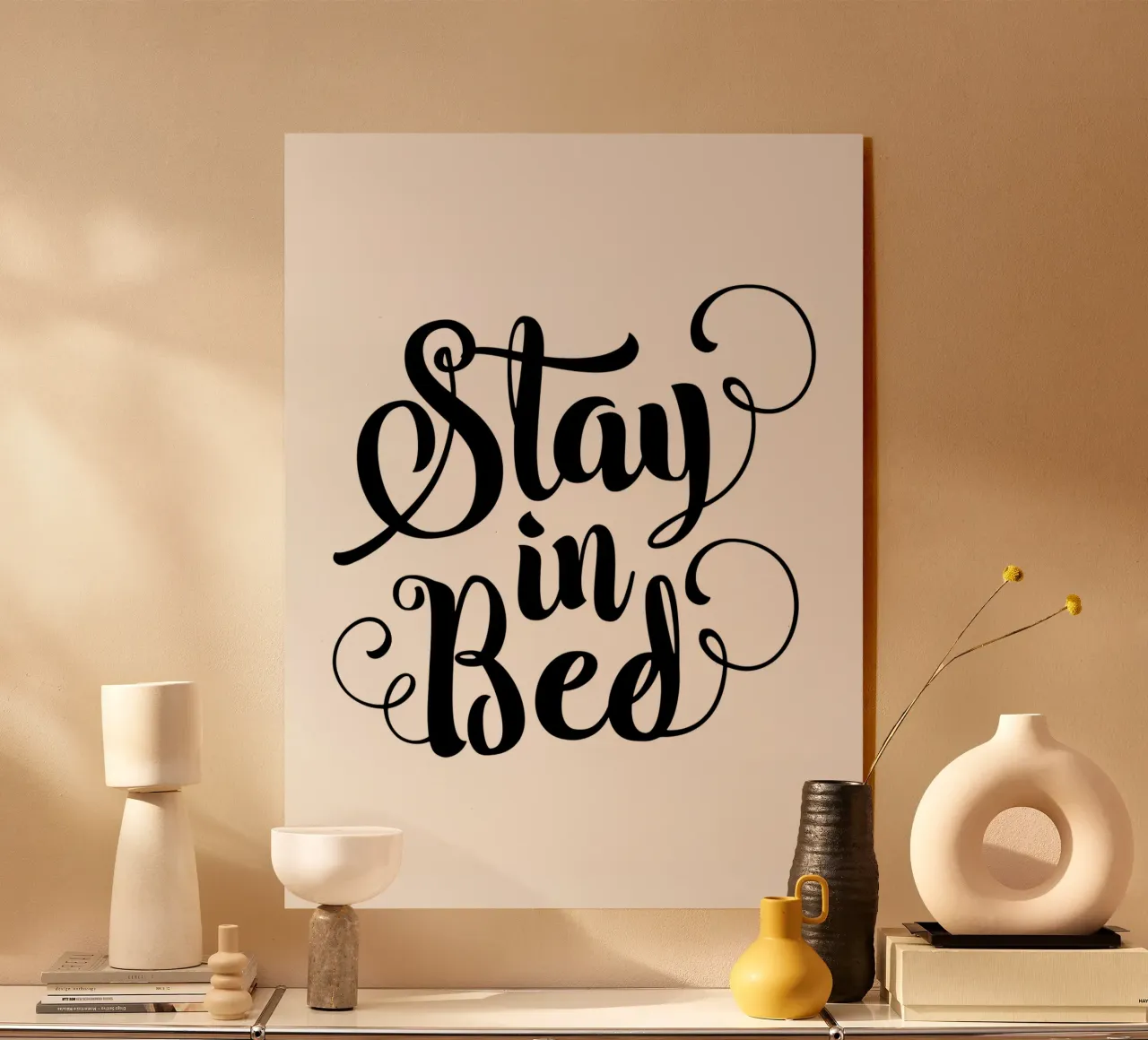 Stay In Bed Design tipografico in bianco e nero plexiglass da THE MOTIVATED TYPE