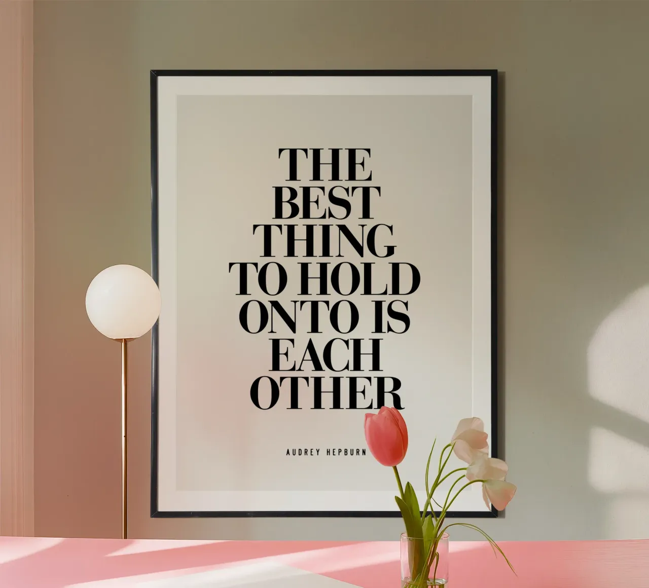 La meilleure chose à laquelle s'accrocher, c'est l'autre poster avec cadre en bois de THE MOTIVATED TYPE