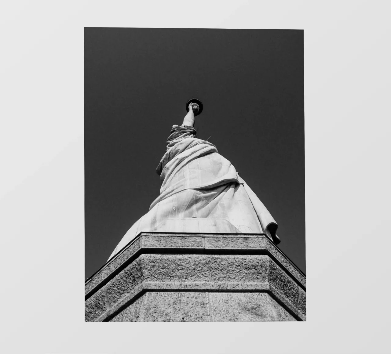 Statua della Libertà New York | Prospettiva monocromatica della rana telo in pvc da Bold and Retro