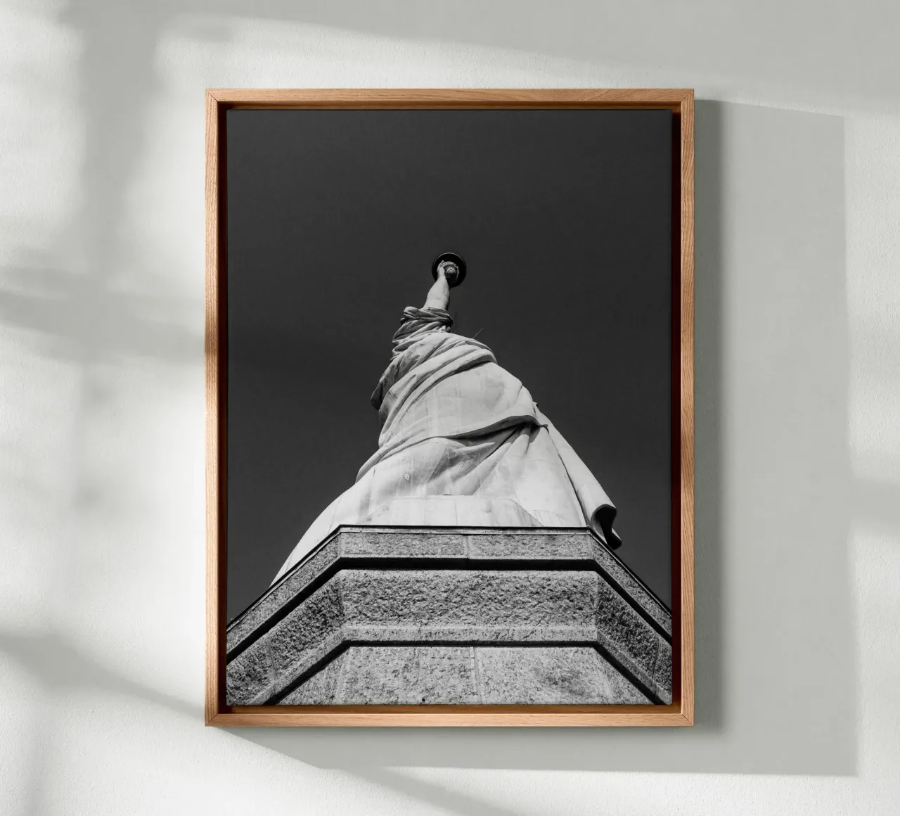 Statua della Libertà New York | Prospettiva monocromatica della rana tela con Cornice a cassetta da Bold and Retro