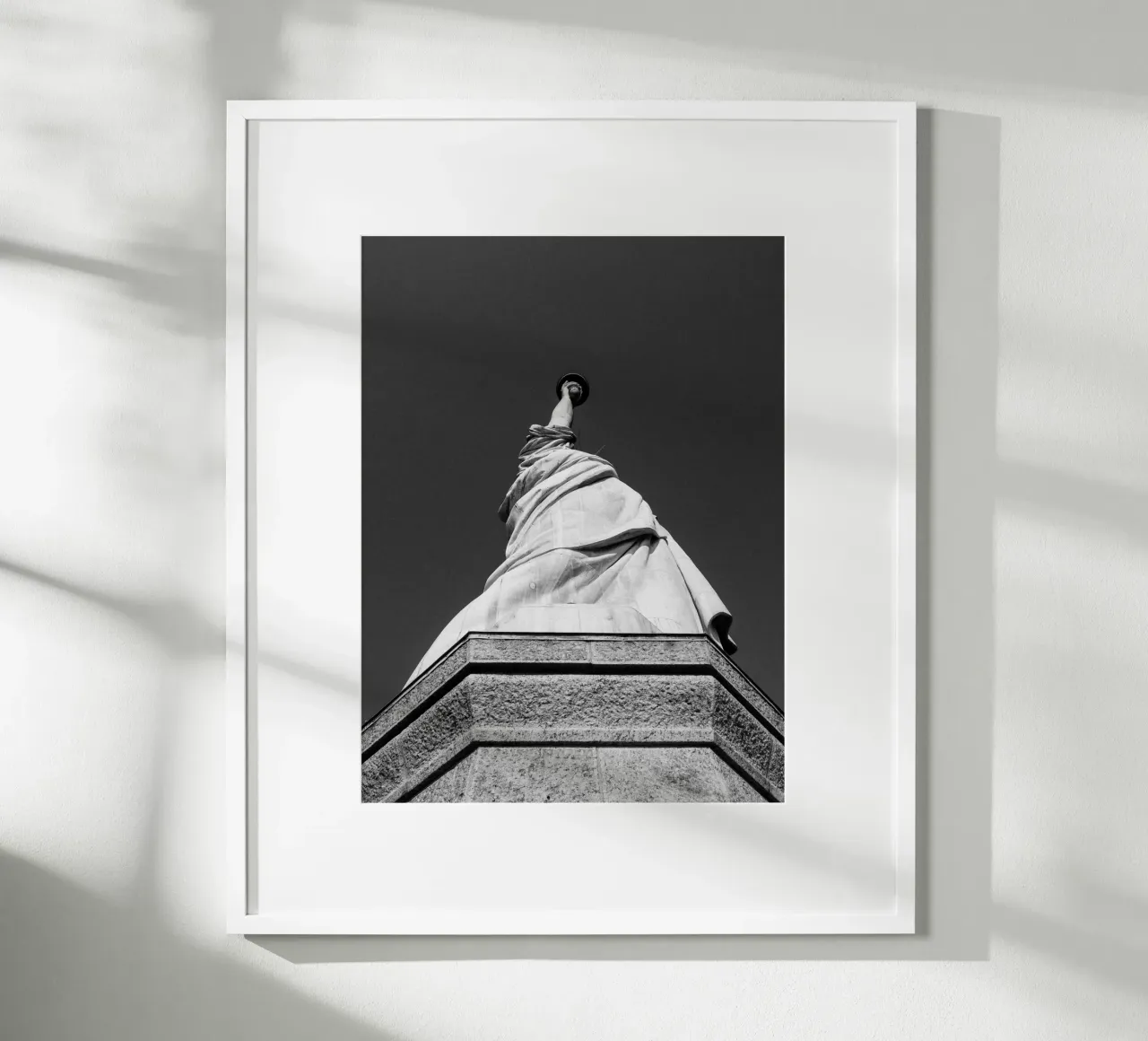 Statua della Libertà New York | Prospettiva monocromatica della rana carta hahnemühle da Bold and Retro