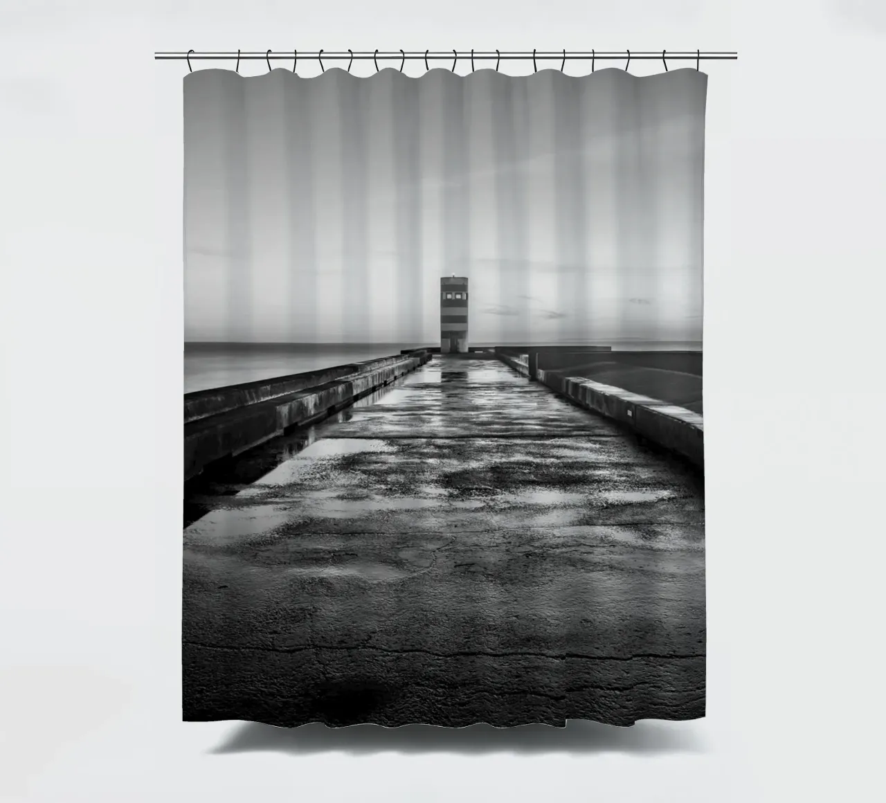 Steg zum Leuchtturm Duschvorhang von Carinaprint