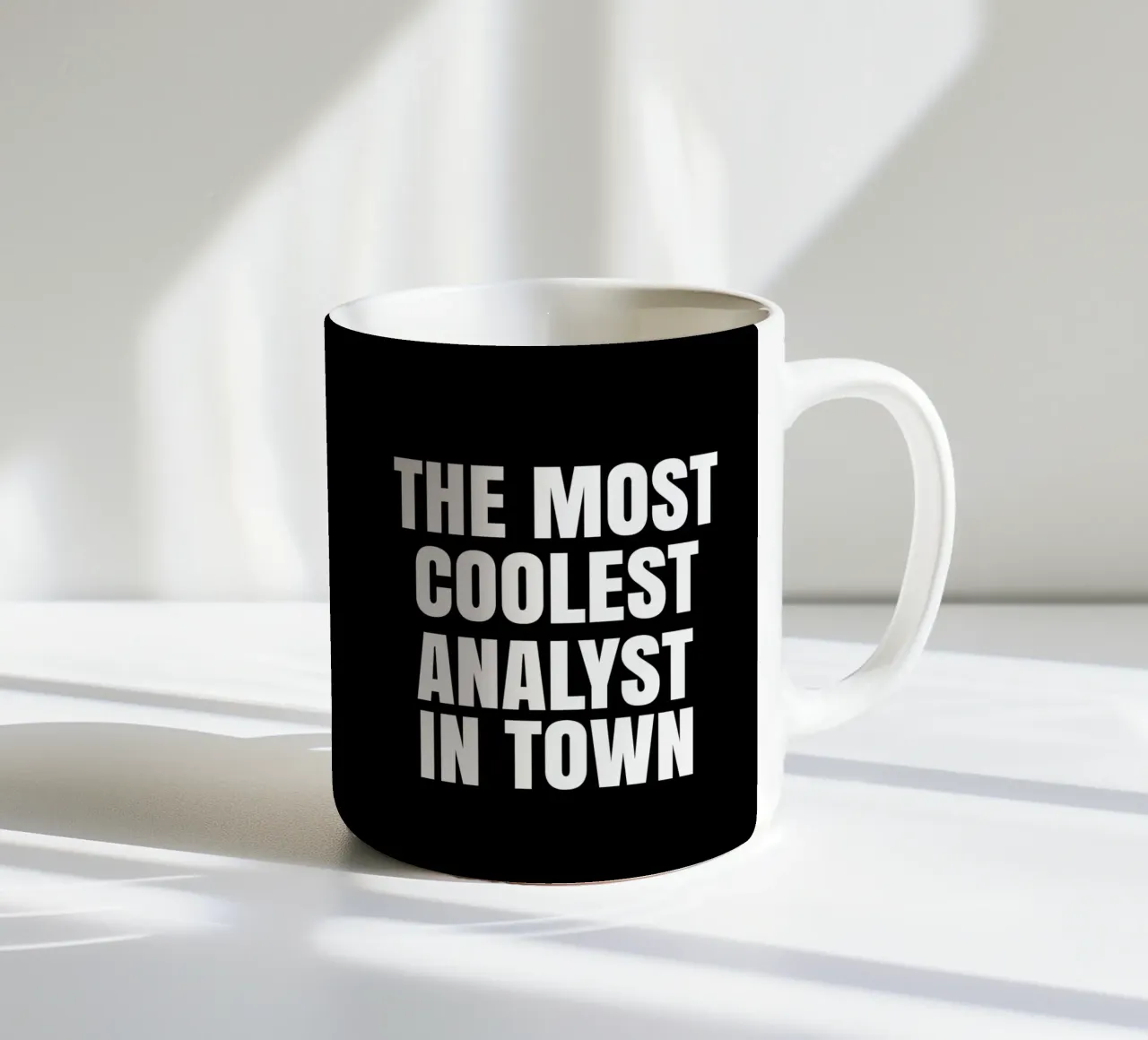 The most coolest analyst in town Keramik Tasse von happieeagle