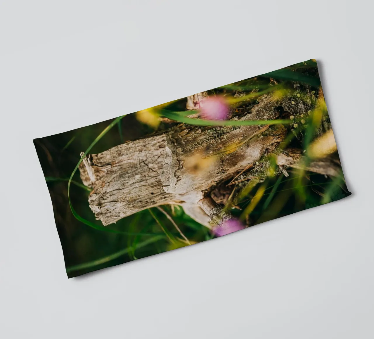 Tronco d'albero e fiori - fotografia naturalistica dalle Alpi asciugamano da bagno da Bold and Retro