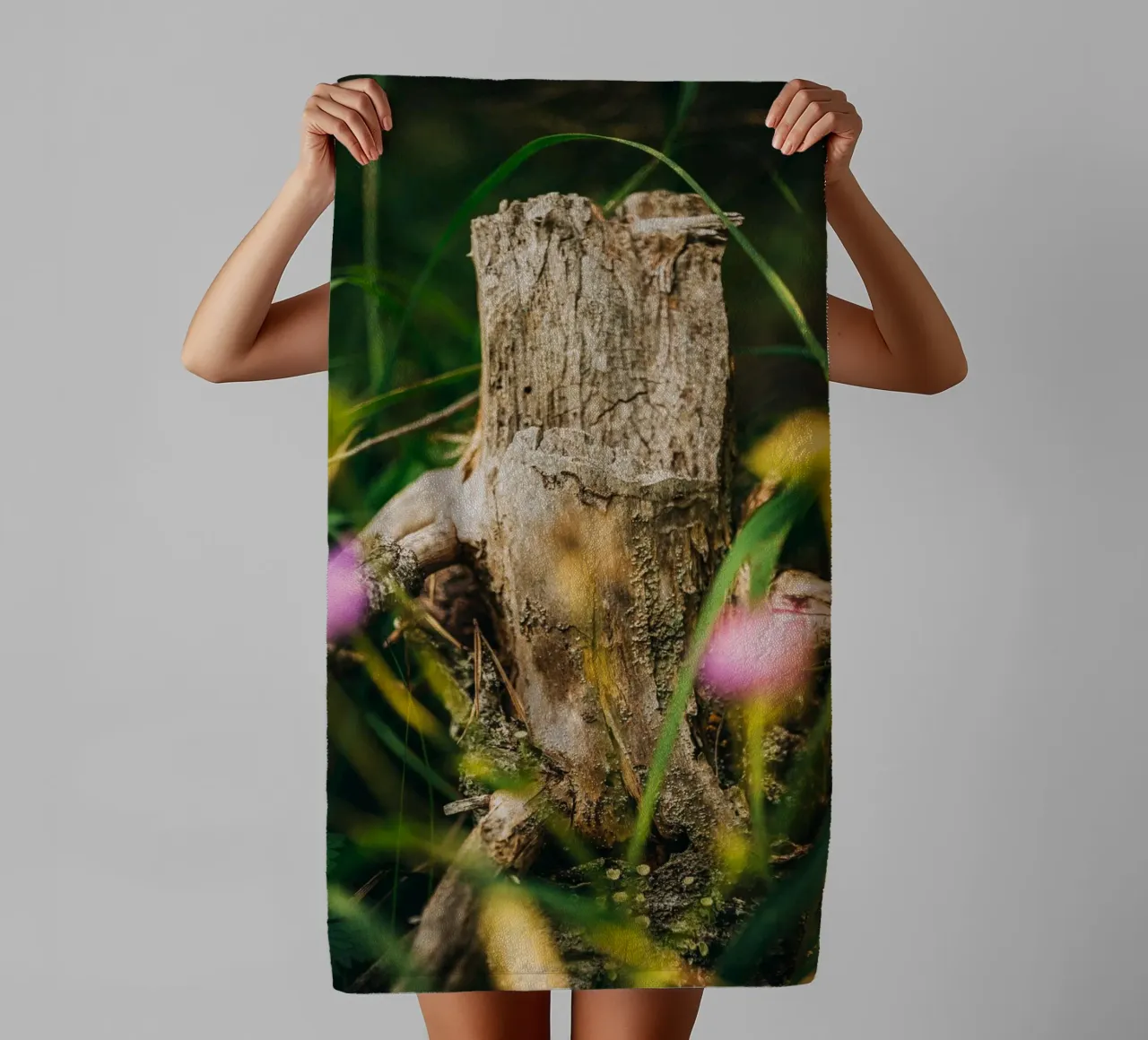 Tronco d'albero e fiori - fotografia naturalistica dalle Alpi asciugamano da bagno da Bold and Retro