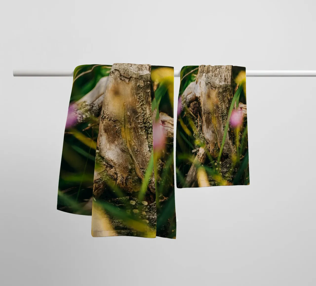 Tronco d'albero e fiori - fotografia naturalistica dalle Alpi asciugamano da bagno da Bold and Retro