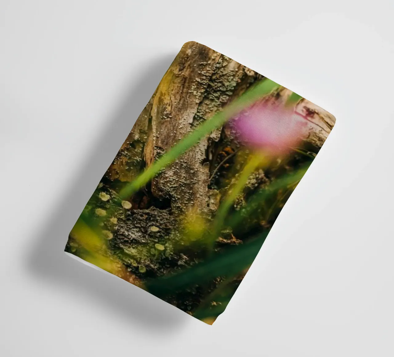 Tronco d'albero e fiori - fotografia naturalistica dalle Alpi asciugamano da bagno da Bold and Retro