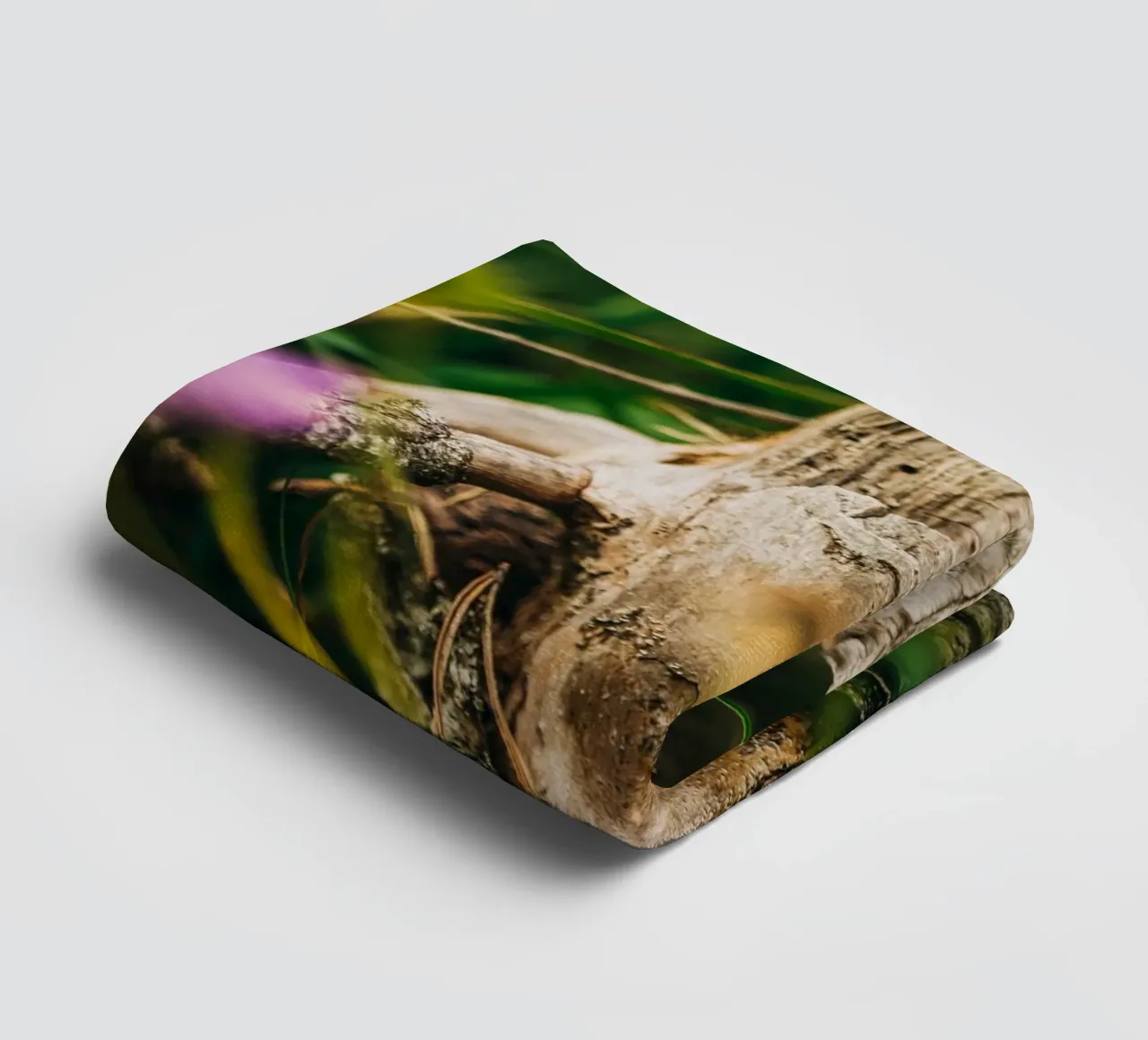 Tronco d'albero e fiori - fotografia naturalistica dalle Alpi asciugamano da bagno da Bold and Retro