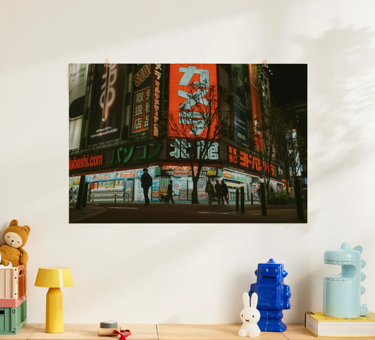 Luci al neon di Shinjuku a Tokyo, Giappone poster con telaio in alluminio da Marcel Bisig