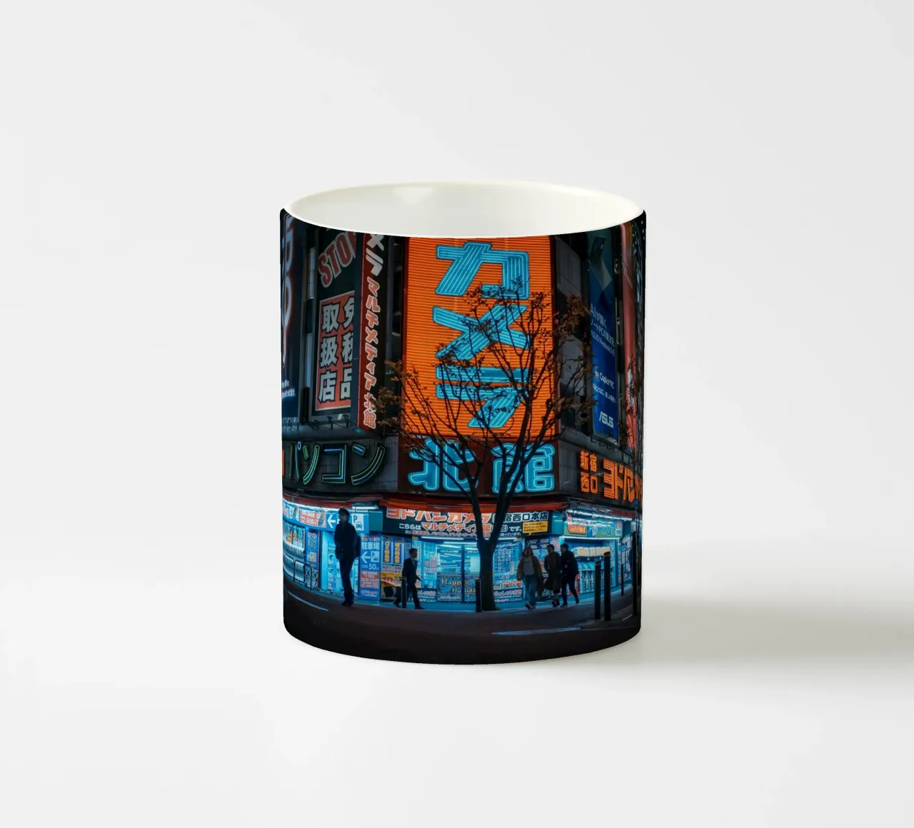 Luci al neon di Shinjuku a Tokyo, Giappone tazza in ceramica da Marcel Bisig