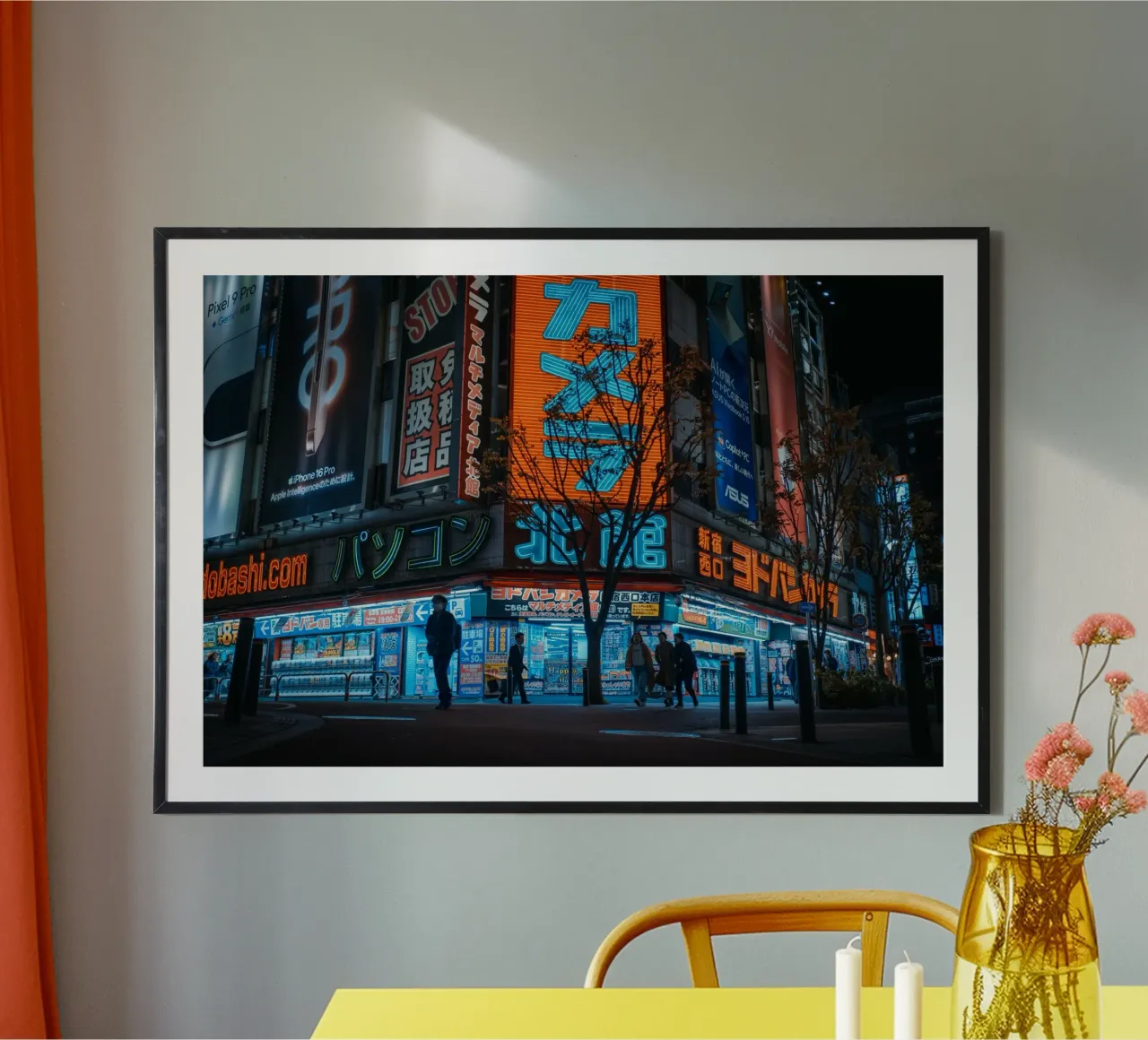 Luci al neon di Shinjuku a Tokyo, Giappone poster con telaio in legno da Marcel Bisig