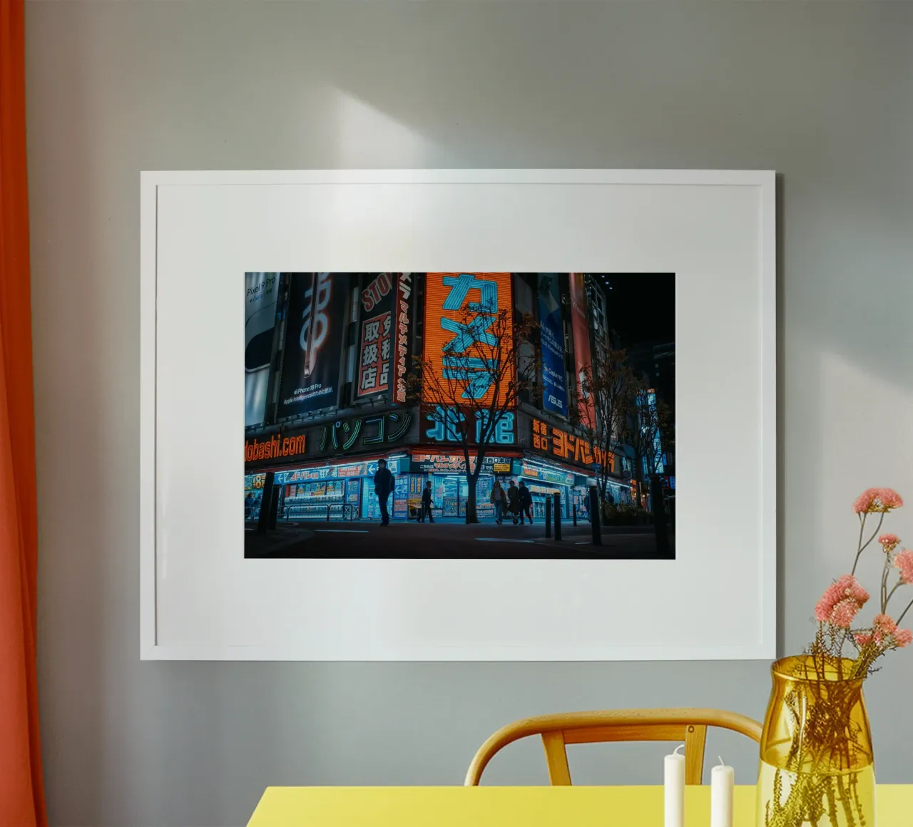 Luci al neon di Shinjuku a Tokyo, Giappone poster con telaio in legno da Marcel Bisig