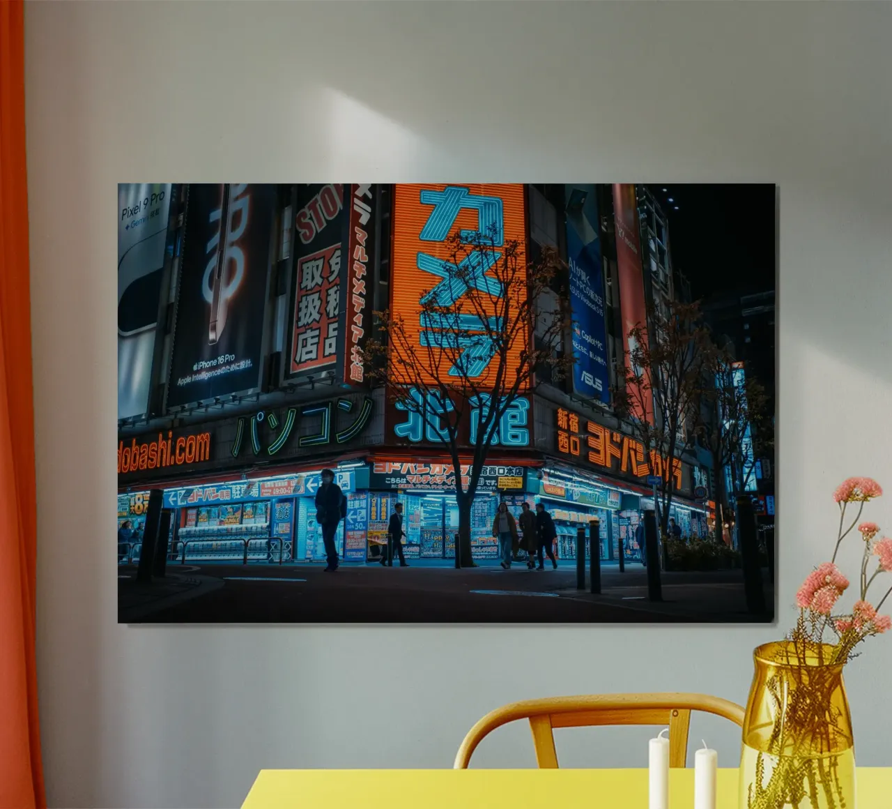 Luci al neon di Shinjuku a Tokyo, Giappone poster con telaio in legno da Marcel Bisig