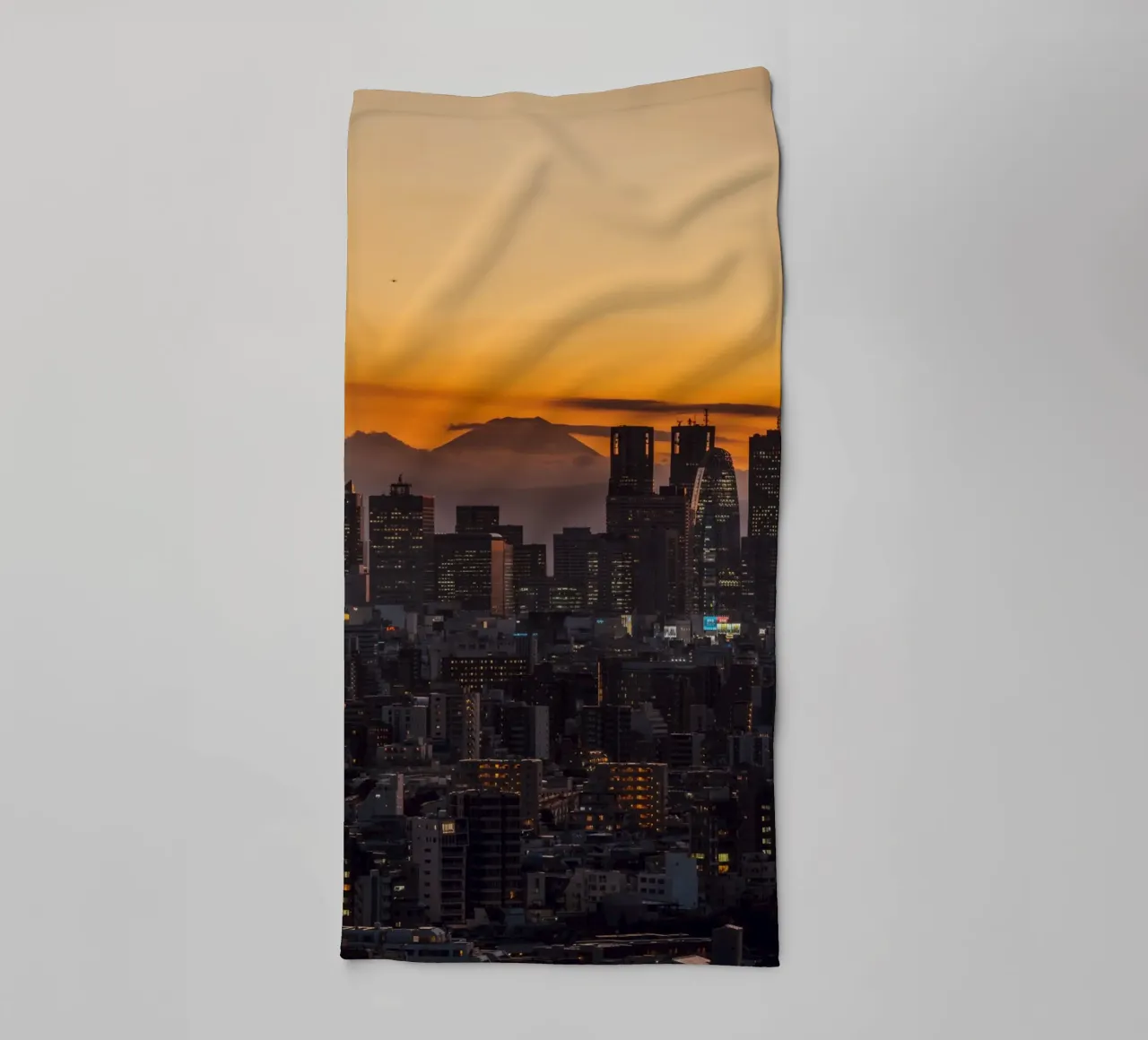 Zonsondergang in Tokio met Mt. Fuji badhanddoek van Marcel Bisig