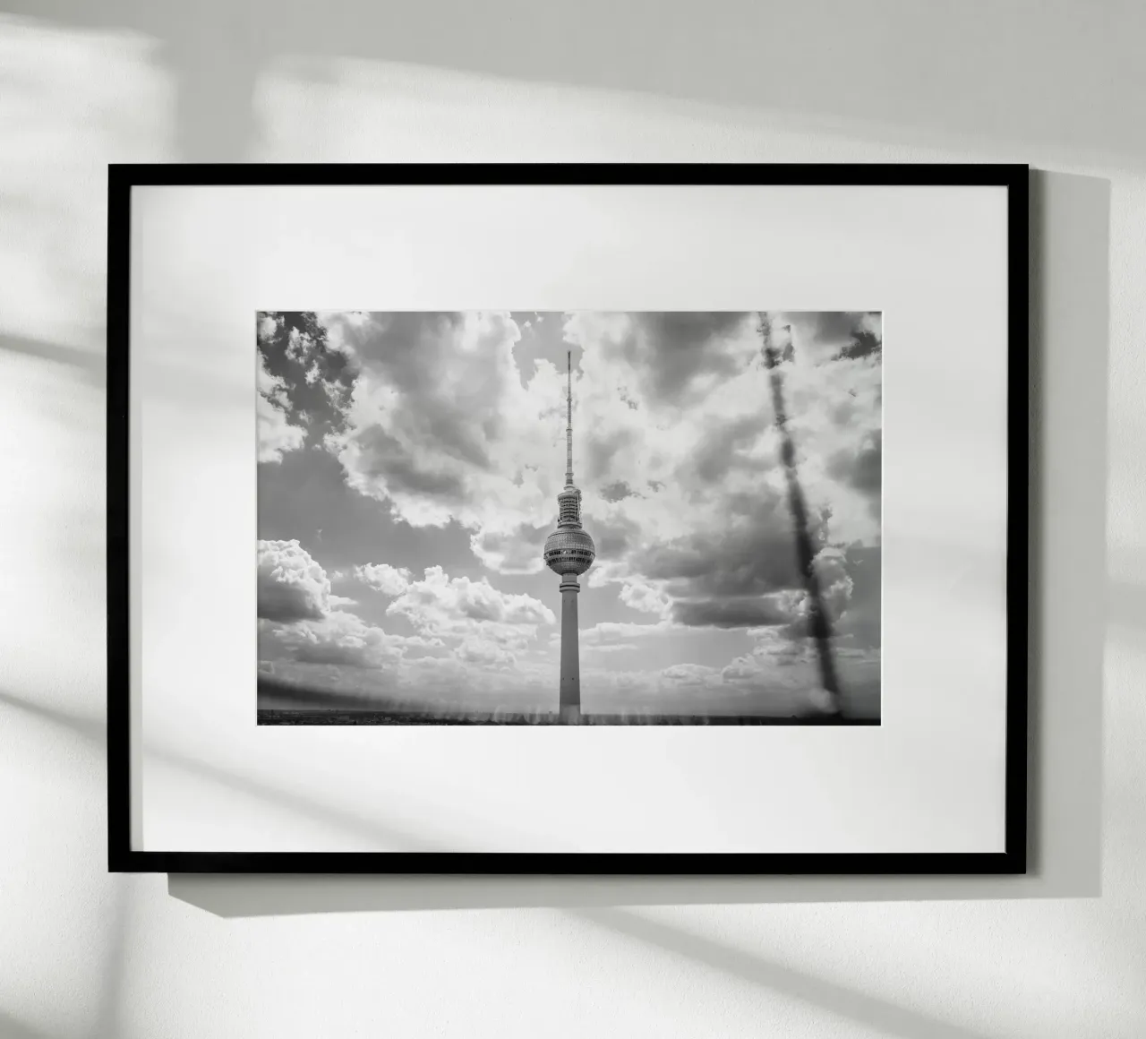 La torre della televisione di Berlino in un mare di nuvole - fotografia in bianco e nero poster con telaio in plastica da Bold and Retro