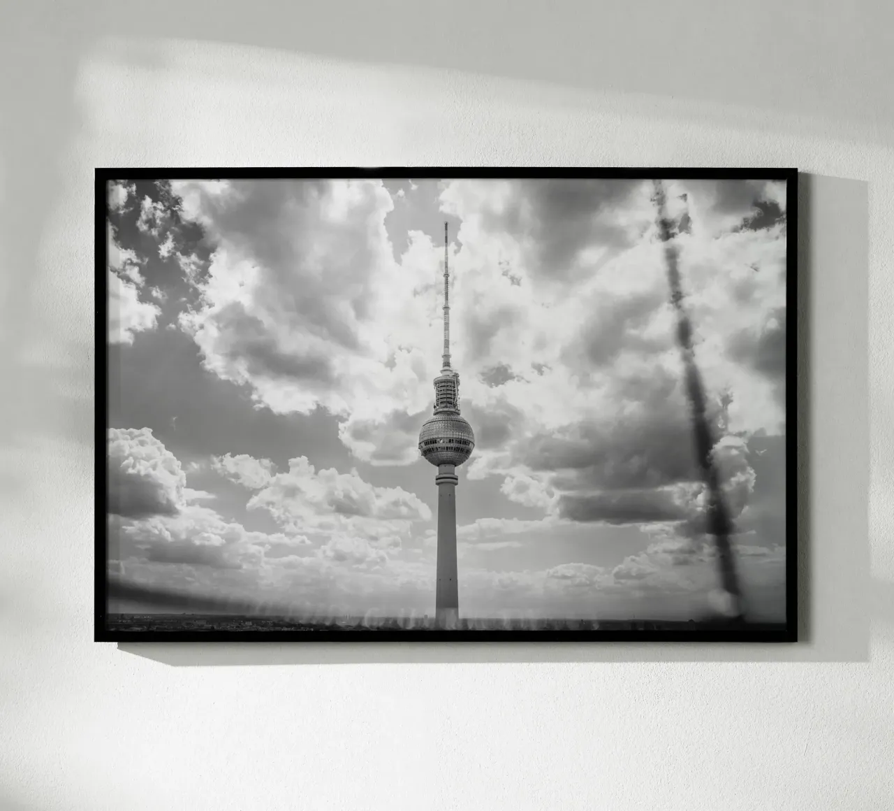 La torre della televisione di Berlino in un mare di nuvole - fotografia in bianco e nero poster con telaio in plastica da Bold and Retro