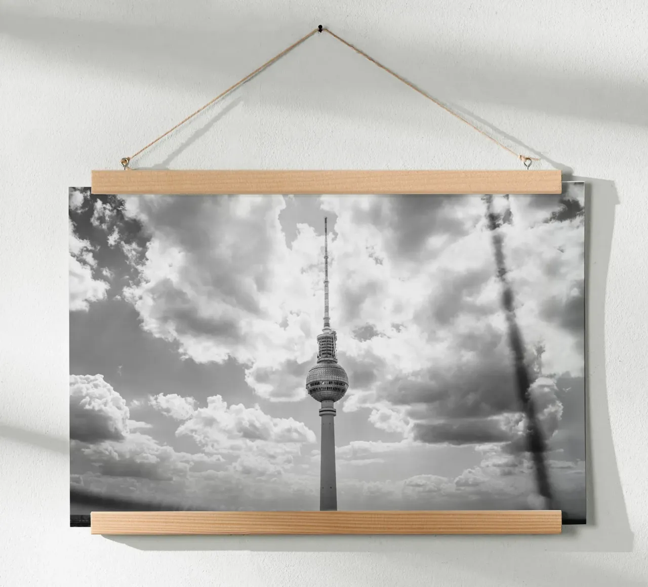 La torre della televisione di Berlino in un mare di nuvole - fotografia in bianco e nero poster con telaio in plastica da Bold and Retro