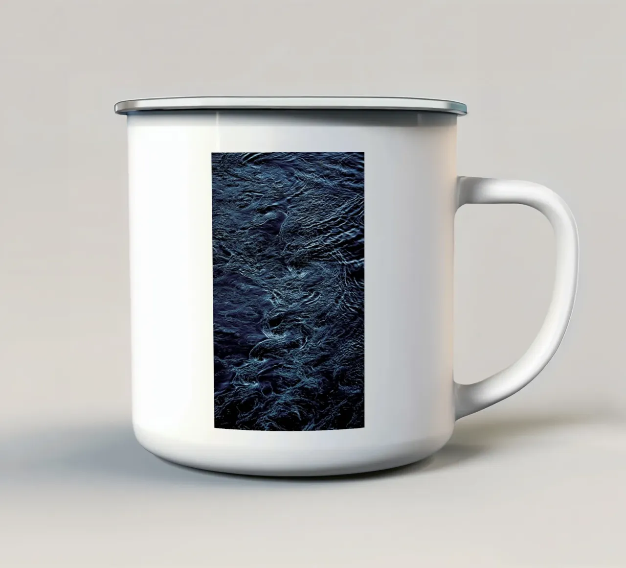 The Waves In Between mug en émail de Pale Grain